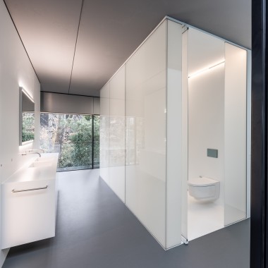 De badkamer werd als ‘apart meubelstuk’ toegevoegd aan de structuur van staal en glas (© Lucas van der Wee)