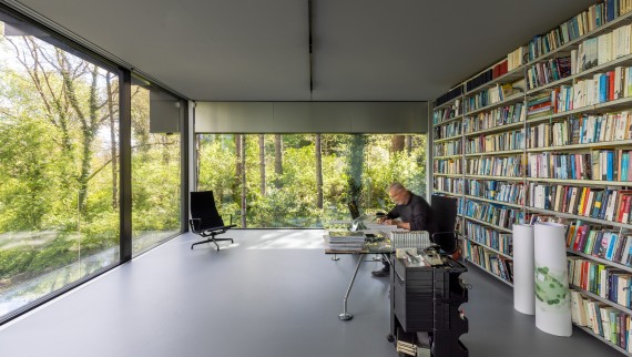 Waar binnen en buiten samenkomen: Jan Pesman in zijn werkkamer (© Lucas van der Wee)