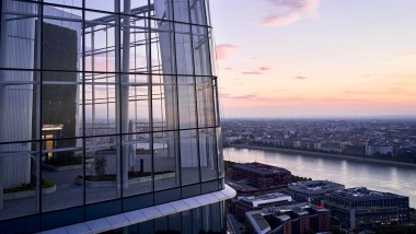 Van verre zichtbaar: MOL Campus, met zijn 143 meter hoge toren en aangrenzend podium, is nu het hoogste gebouw in Hongarije (© MOL Group).