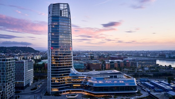 Van verre zichtbaar: MOL Campus, met zijn 143 meter hoge toren en aangrenzend podium, is nu het hoogste gebouw in Hongarije (© MOL Group).