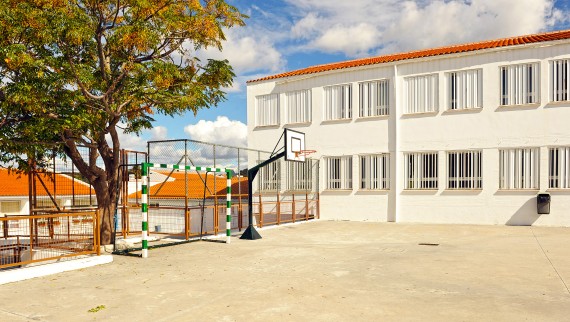 Gebruik van Geberit Connect voor het waarborgen van de drinkwaterhygiëne in openbare gebouwen zoals scholen en kinderdagverblijven (© 2018 joserpizarro/Shutterstock) Gebruik van Geberit Connect voor het waarborgen van de drinkwaterhygiëne in openbare gebouwen zoals scholen en kinderdagverblijven (© 2018 joserpizarro/Shutterstock)