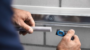 De Geberit FlowFit fitting kan direct na het op maat maken gemonteerd worden