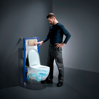 Man bedient Acanto wc met TurboFlush-spoeltechnologie, Sigma40 bedieningsplaat en de nieuwe Geberit Duofix Man bedient Acanto wc met TurboFlush-spoeltechnologie, Sigma40 bedieningsplaat en de nieuwe Geberit Duofix