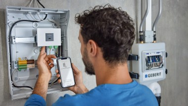 De Geberit Gateway wordt bediend via de Geberit Control App, waarmee het systeem in enkele stappen in bedrijf kan worden gesteld.