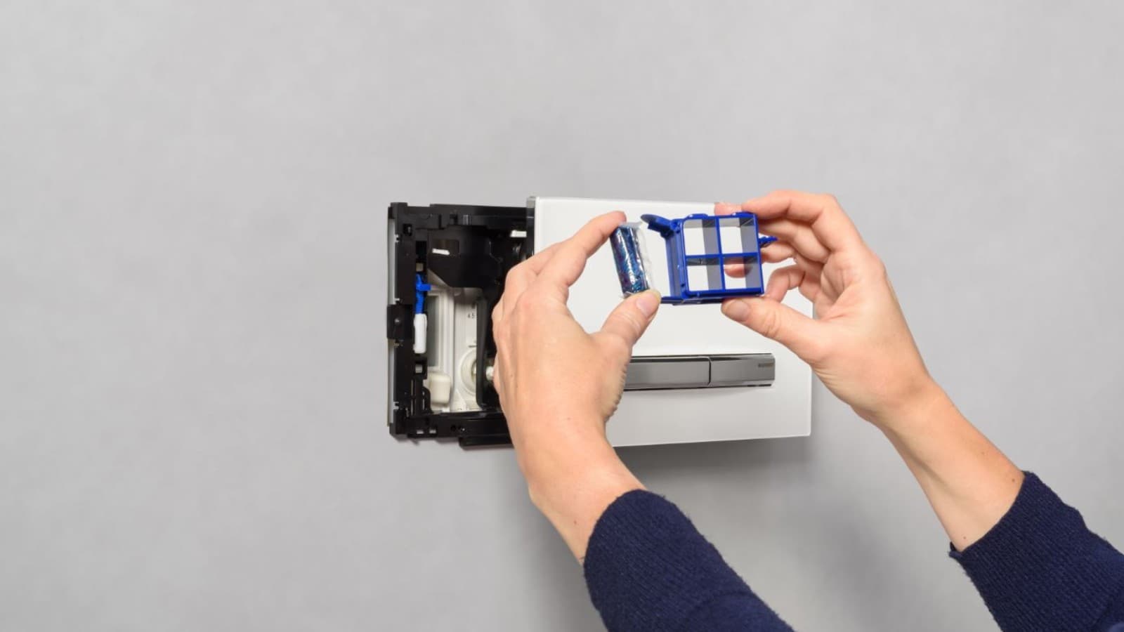 Sigma50 bedieningsplaat met Geberit toiletstickhouder Sigma50 bedieningsplaat met Geberit toiletstickhouder