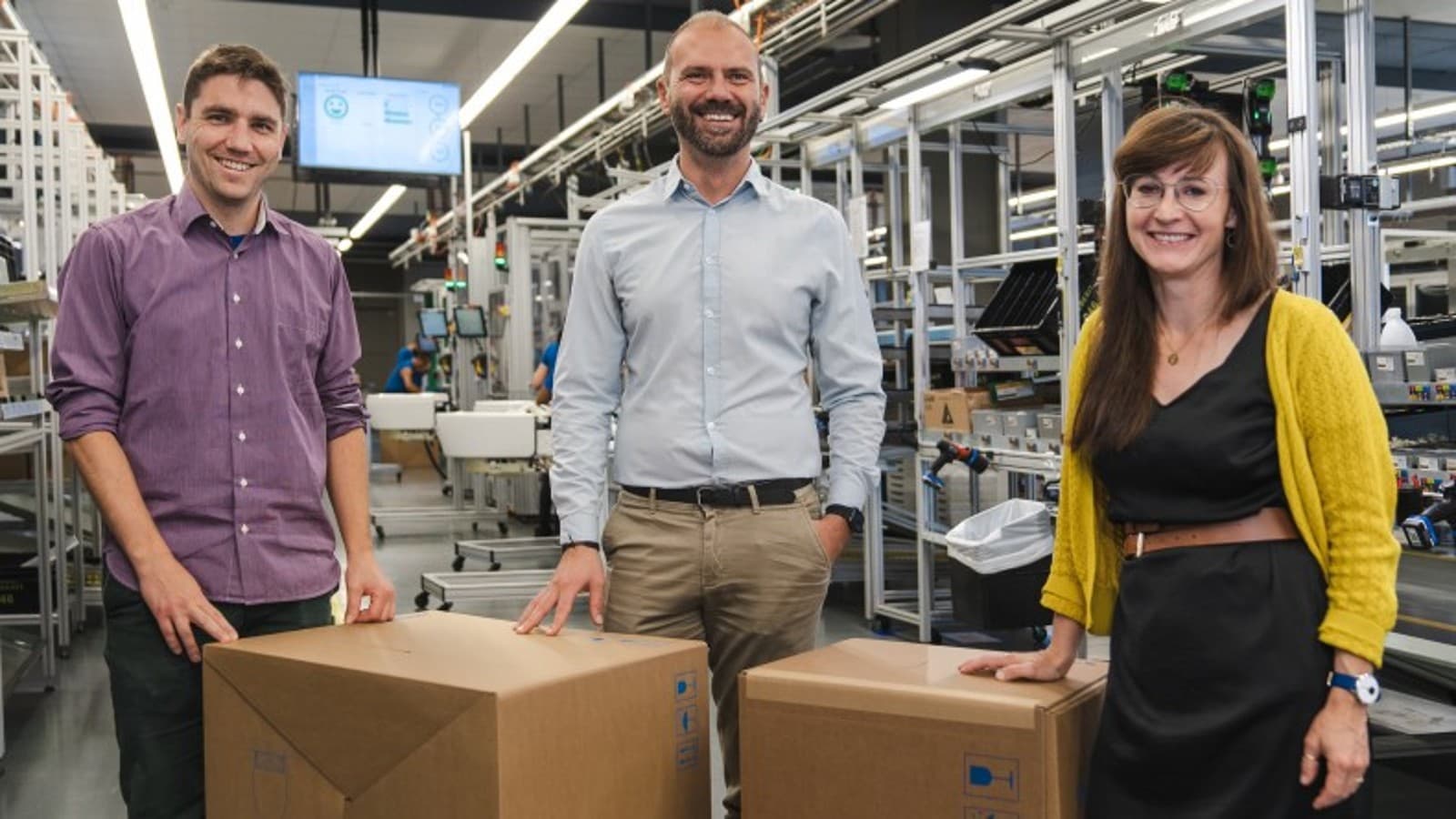 Echt teamwork: Adrian Hämmerli, Productmanager (links), Zelimir Blazevic, Hoofd Projecten (midden) en Konstanze Smith (rechts) werkten samen aan de ontwikkeling van de nieuwe verpakking voor de AquaClean Mera en Sela Round douchewc's Echt teamwork: Adrian Hämmerli, Productmanager (links), Zelimir Blazevic, Hoofd Projecten (midden) en Konstanze Smith (rechts) werkten samen aan de ontwikkeling van de nieuwe verpakking voor de AquaClean Mera en Sela Round douchewc's