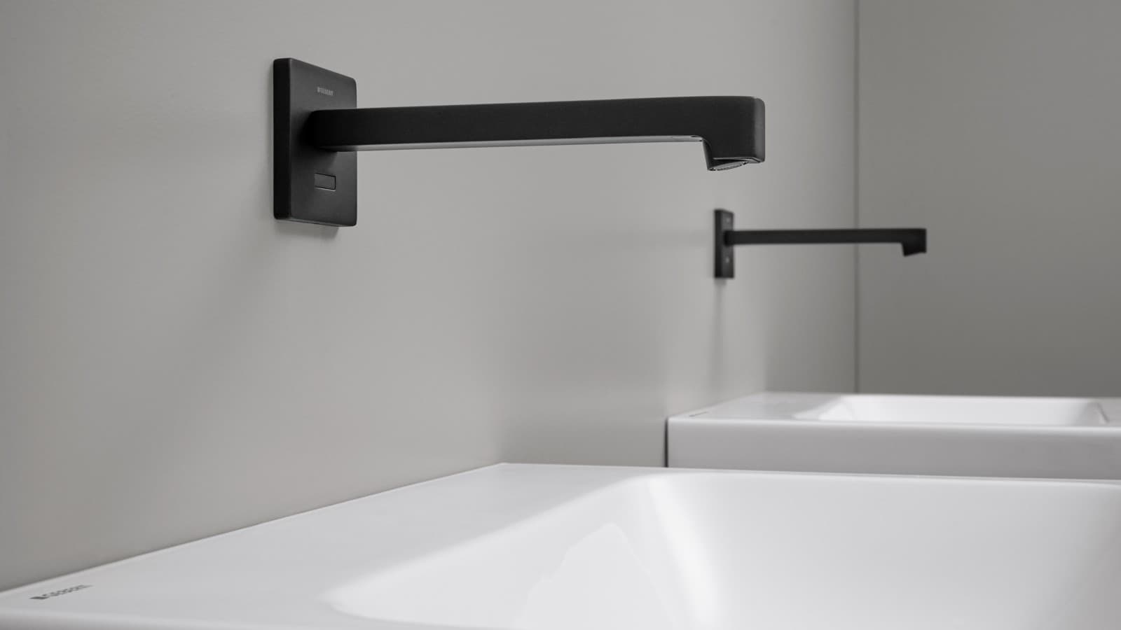 Geberit Brenta touch-free wandkraan. Wandkraan in hoekig design in mat zwart Geberit Brenta touch-free wandkraan. Wandkraan in hoekig design in mat zwart