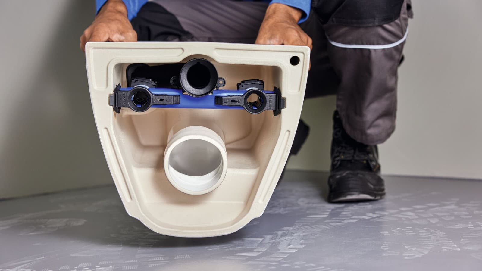 Voorgemonteerde bevestigingsbeugel op de Acanto-wand-wc Voorgemonteerde bevestigingsbeugel op de Acanto-wand-wc