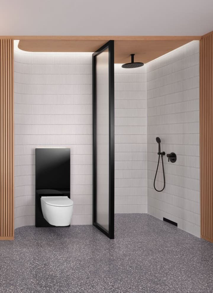 Een badkamer met een houten wand en een douche- en toiletruimte in zwart-wit Een badkamer met een houten wand en een douche- en toiletruimte in zwart-wit