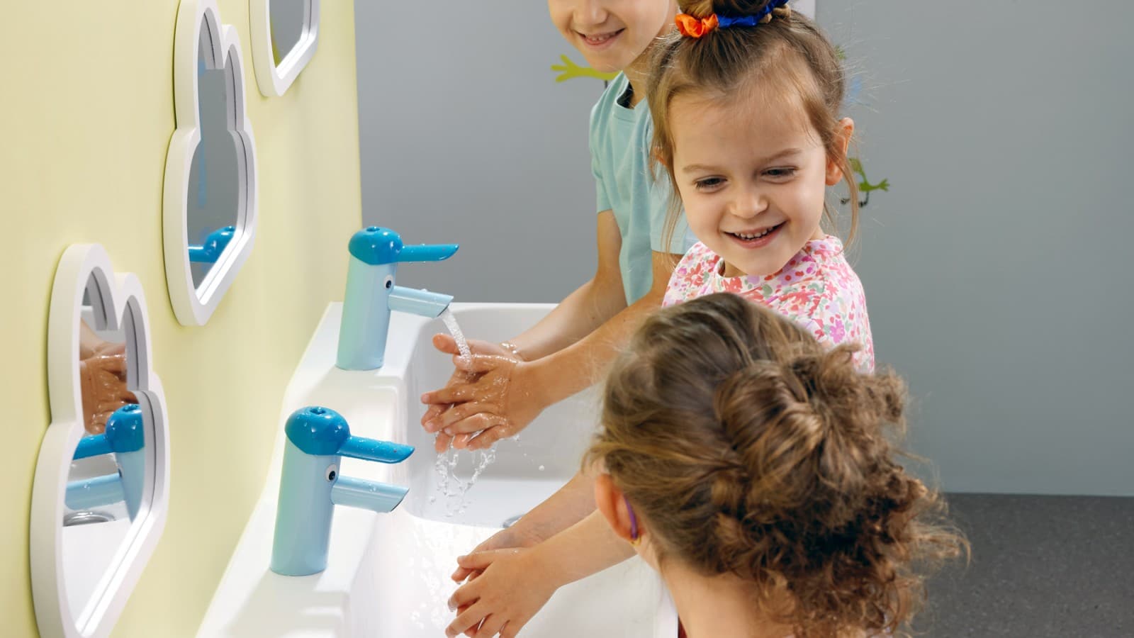 Kinderen die hun handen wassen Kinderen die hun handen wassen