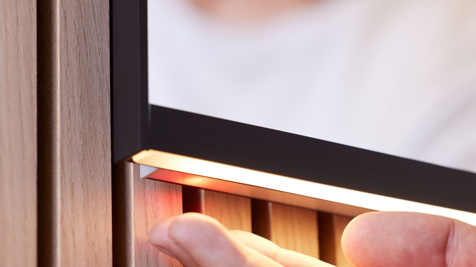 De spiegelverwarming kan handmatig worden geactiveerd (© Geberit) De spiegelverwarming kan handmatig worden geactiveerd (© Geberit)