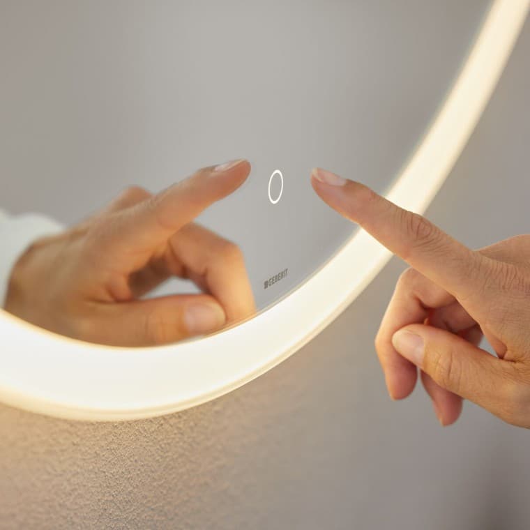 Handbediende aanraaksensor op de Geberit Option Round spiegel (© Geberit) Handbediende aanraaksensor op de Geberit Option Round spiegel (© Geberit)