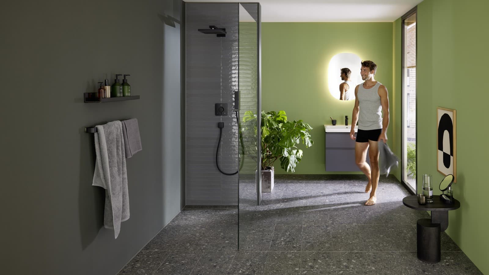 Man in moderne badkamer met Geberit CleanLine30 Man in moderne badkamer met Geberit CleanLine30