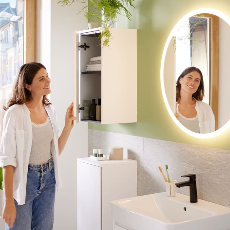Dankzij de slimme combinatie van wastafelonderkasten en hoge kasten creëert u zelfs in een kleine badkamer flexibele opbergruimte. Dankzij de slimme combinatie van wastafelonderkasten en hoge kasten creëert u zelfs in een kleine badkamer flexibele opbergruimte.