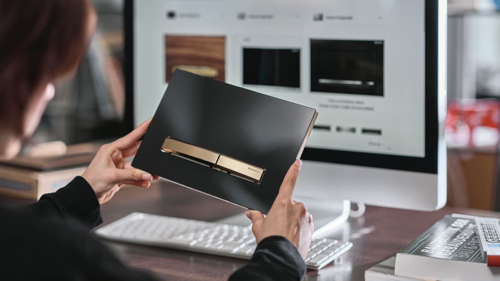 Vrouw met Geberit Sigma50 bedieningsplaat in rood goud Vrouw met Geberit Sigma50 bedieningsplaat in rood goud