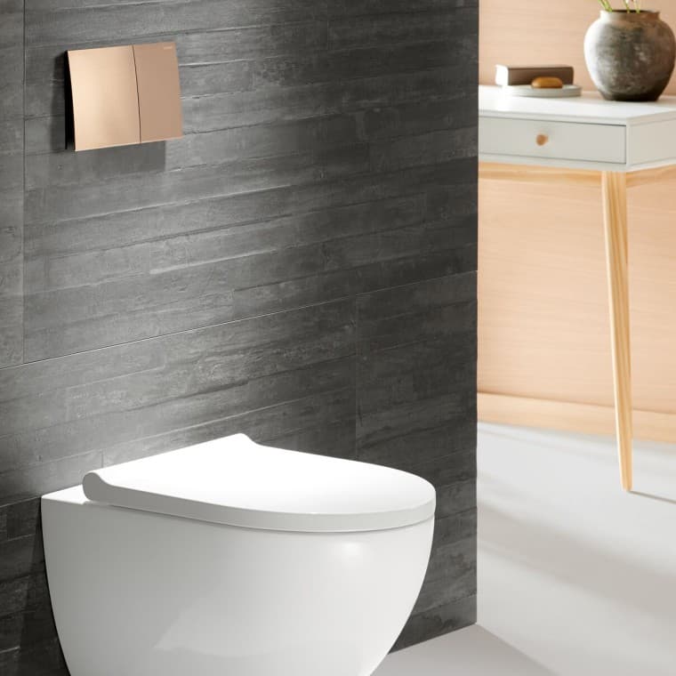Geberit Acanto wc met Sigma70 bedieningsplaat in rood goud Geberit Acanto wc met Sigma70 bedieningsplaat in rood goud