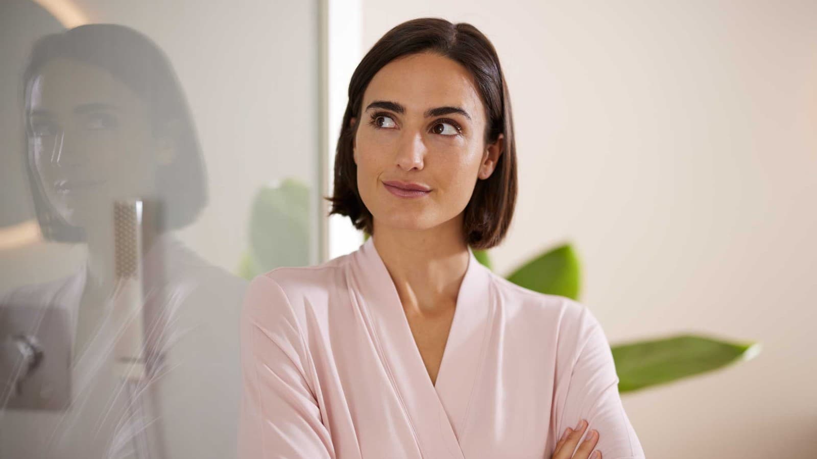 Vrouw in een badkamer Vrouw in een badkamer