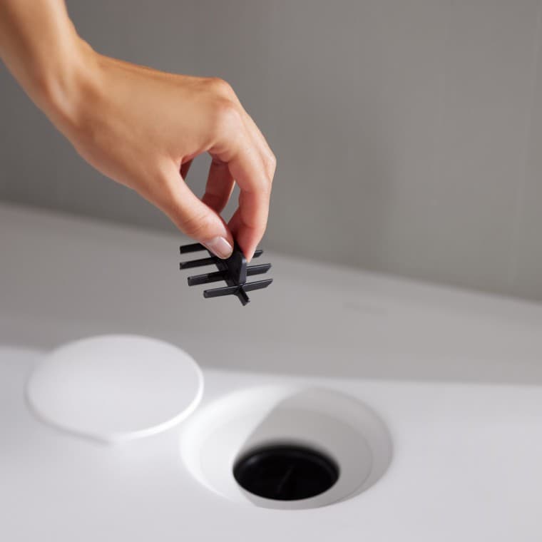 In de afvoer van de Geberit CleanFloor30 zit een praktische, kamvormige haarzeef die haren eenvoudig opvangt. In de afvoer van de Geberit CleanFloor30 zit een praktische, kamvormige haarzeef die haren eenvoudig opvangt.