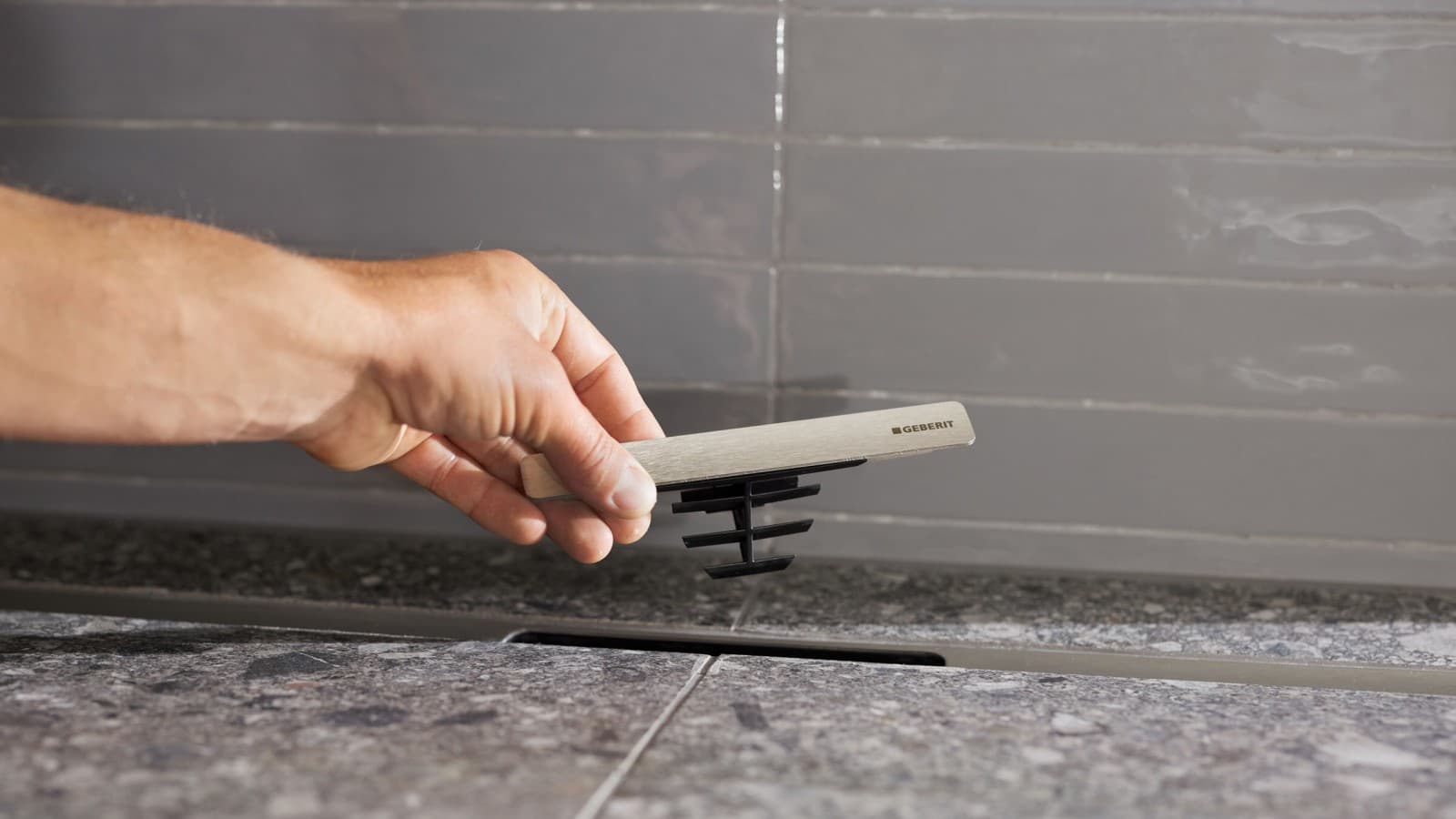 Geberit douchevloergoot uit de CleanLine-serie met geïntegreerde kamvormige haarzeef Geberit douchevloergoot uit de CleanLine-serie met geïntegreerde kamvormige haarzeef