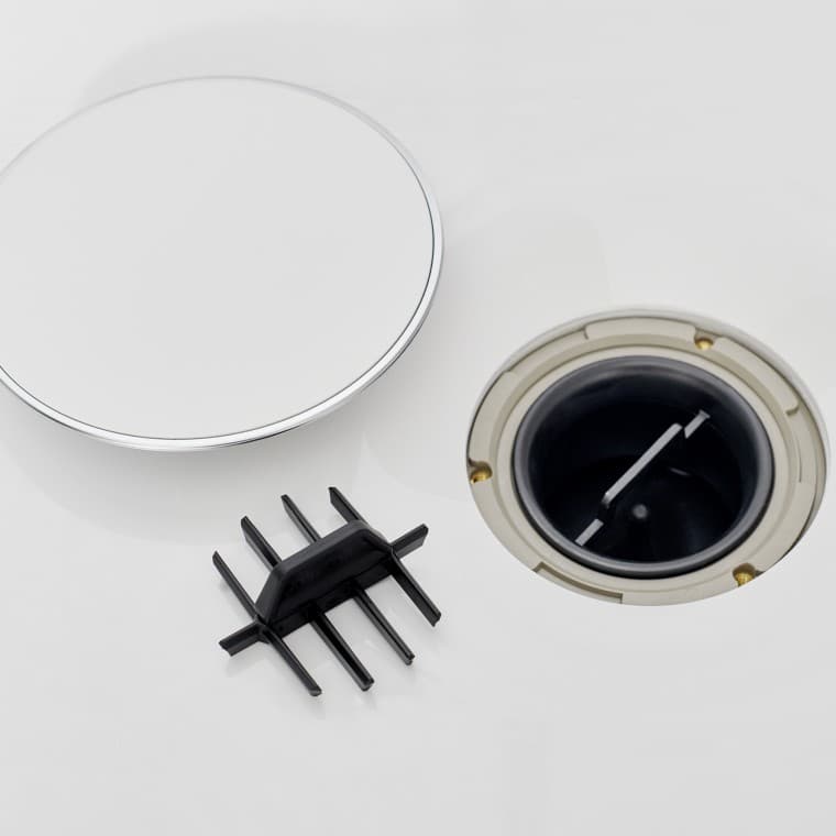 De afvoer van de Geberit Nemea douchevloer is voorzien van een kamvormig haarzeef dat effectief haren opvangt. De afvoer van de Geberit Nemea douchevloer is voorzien van een kamvormig haarzeef dat effectief haren opvangt.