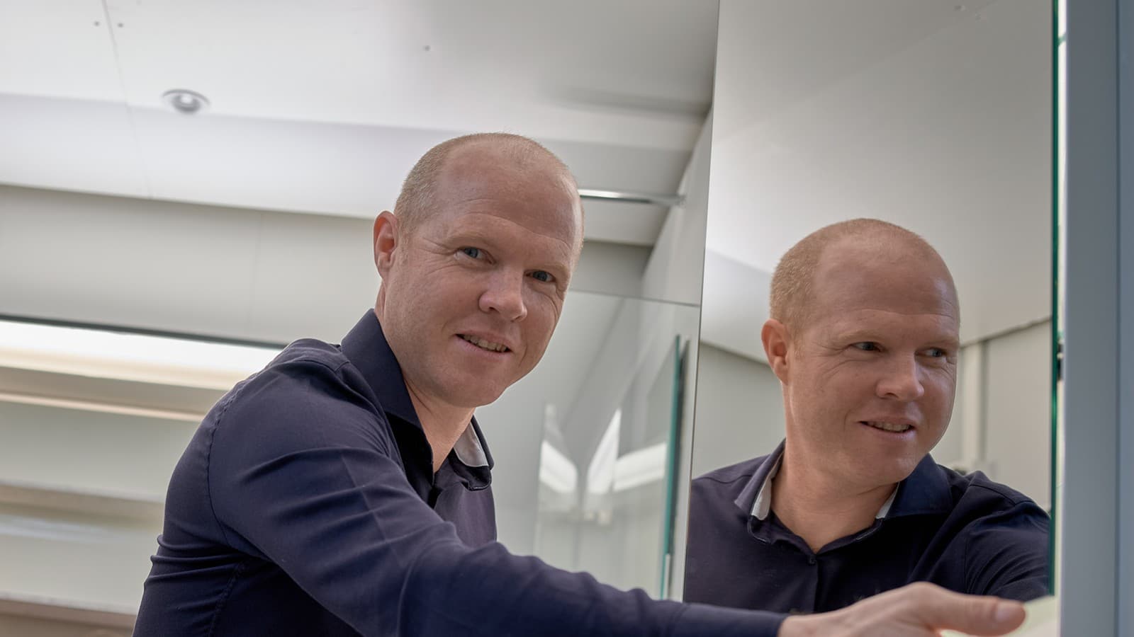 Verlichtingsdeskundige Andreas Janser in het verlichtingslaboratorium in het Geberit hoofdkantoor in Rapperswil-Jona, Zwitserland (© Geberit) Verlichtingsdeskundige Andreas Janser in het verlichtingslaboratorium in het Geberit hoofdkantoor in Rapperswil-Jona, Zwitserland (© Geberit)