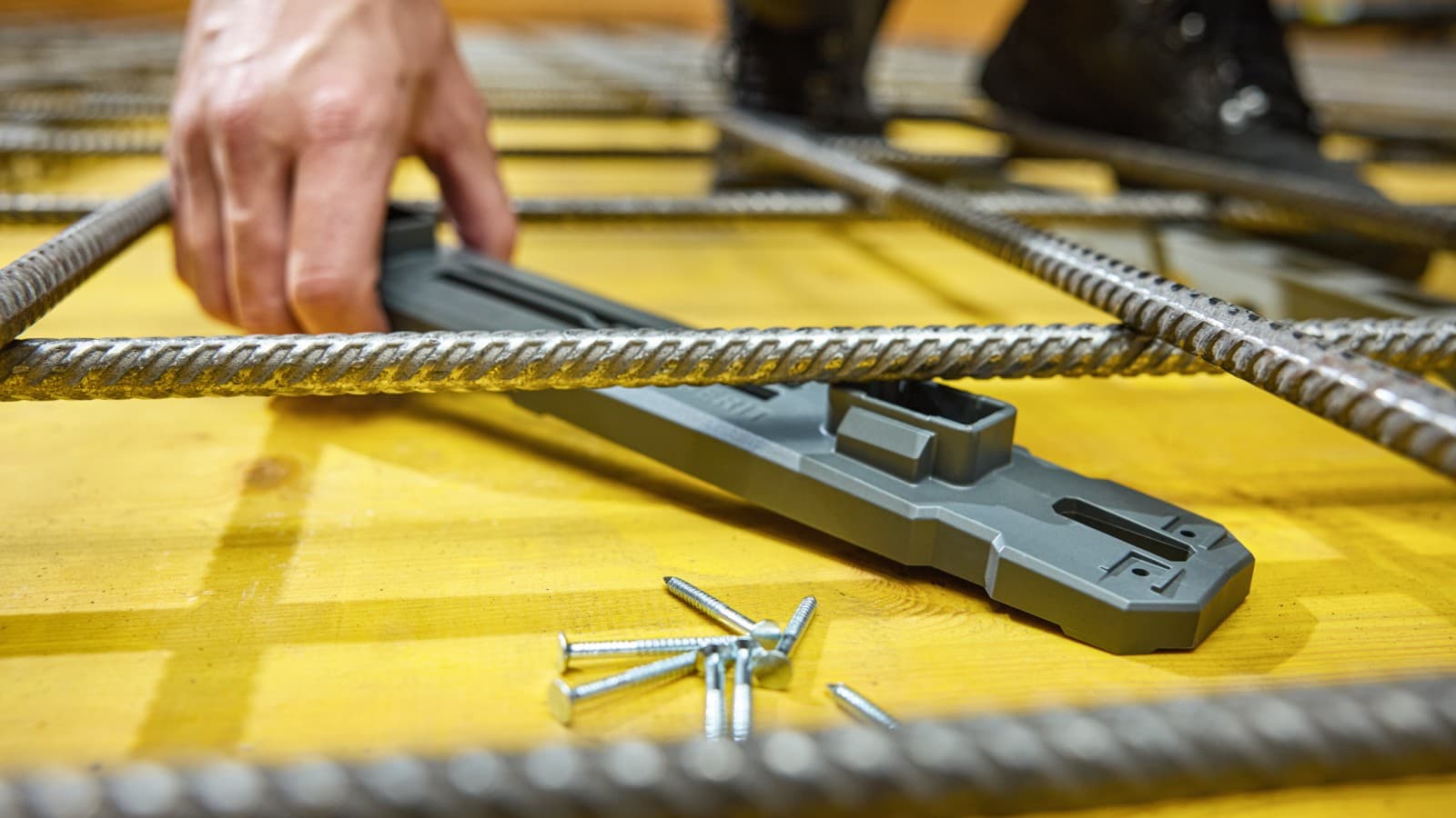 De Instortbeugel kan rechtstreeks op de bekistingspanelen worden bevestigd De Instortbeugel kan rechtstreeks op de bekistingspanelen worden bevestigd