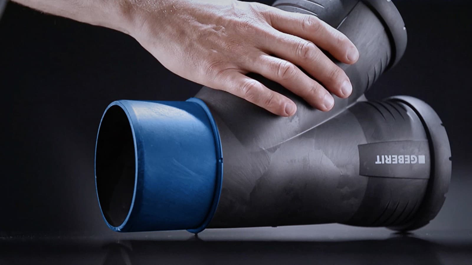 Bij Geberit Silent-Pro beschermt de uitstekende aanslagring het afdichtingsoppervlak tegen krassen. Bij Geberit Silent-Pro beschermt de uitstekende aanslagring het afdichtingsoppervlak tegen krassen.