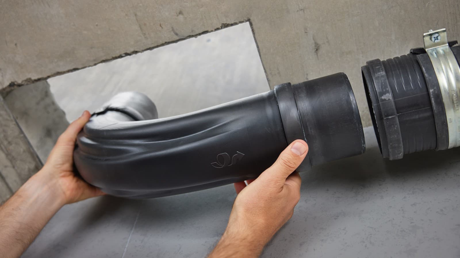 Eenvoudigere en snellere installatie van de Geberit BottomTurn-bocht vergeleken met twee 45°-bochten Eenvoudigere en snellere installatie van de Geberit BottomTurn-bocht vergeleken met twee 45°-bochten