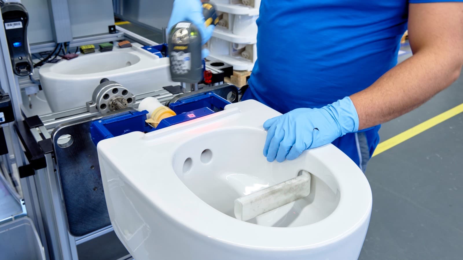 Geberit medewerker werkt aan een Geberit AquaClean Mera douchewc in Jona Geberit medewerker werkt aan een Geberit AquaClean Mera douchewc in Jona