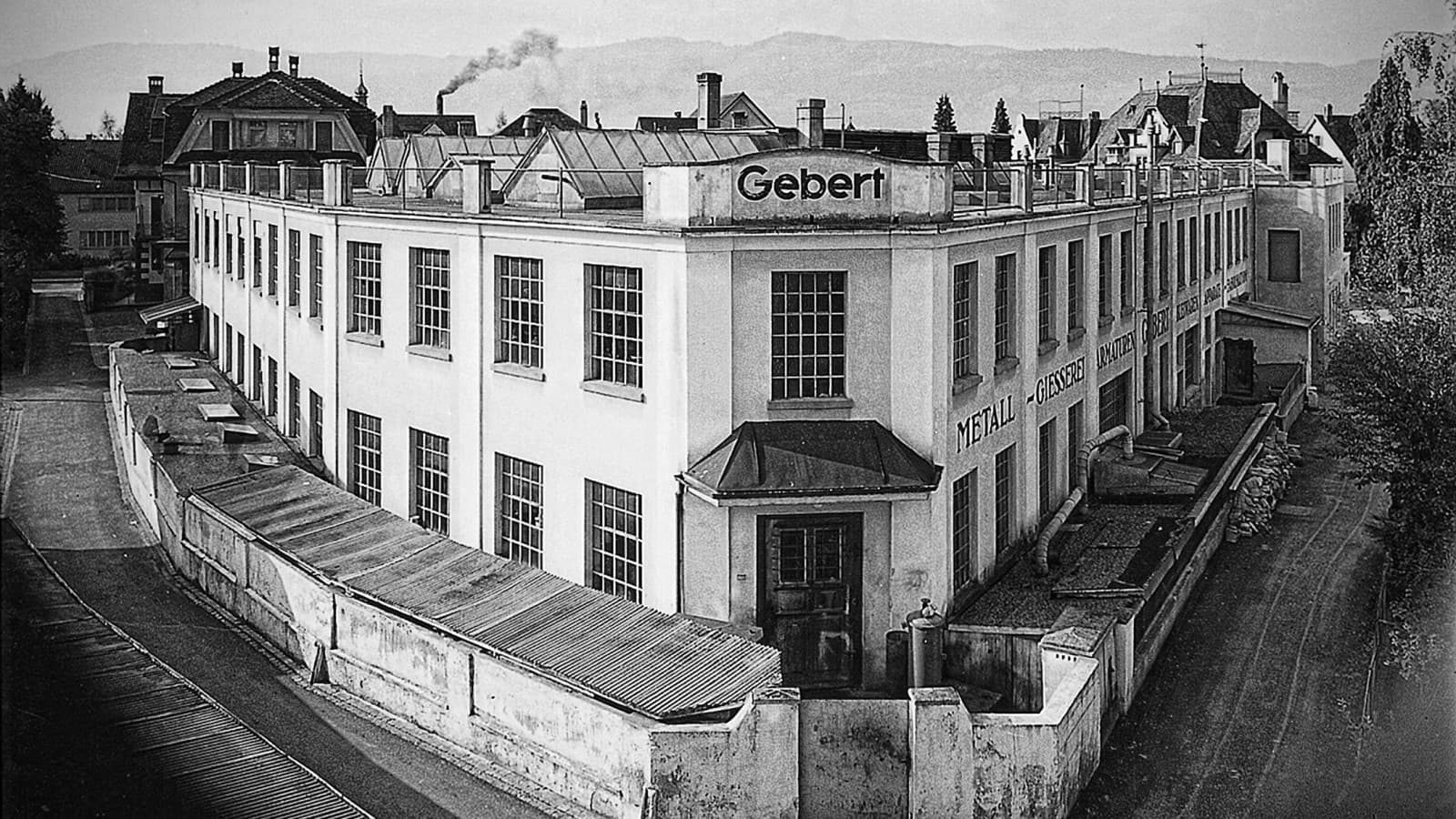 De eerste fabriek van Geberit in Rapperswil Zwitserland in de jaren 1920. De eerste fabriek van Geberit in Rapperswil Zwitserland in de jaren 1920.