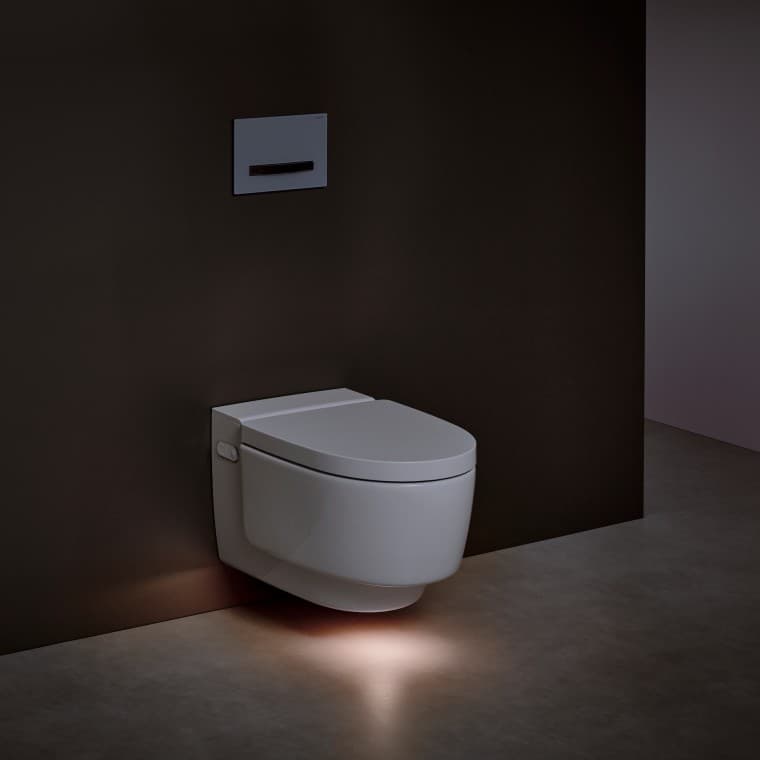 Geberit AquaClean Mera toiletsysteem met ingeschakeld oriëntatielicht Geberit AquaClean Mera toiletsysteem met ingeschakeld oriëntatielicht
