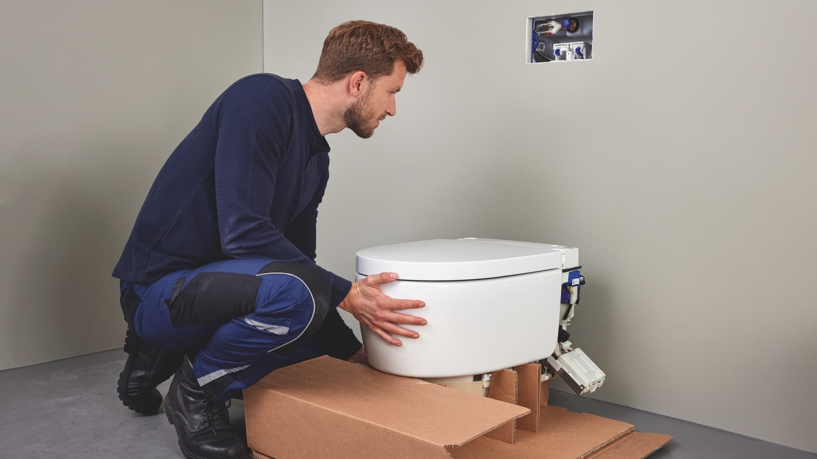 Installateur installeert een Geberit AquaClean Mera douchewc Installateur installeert een Geberit AquaClean Mera douchewc