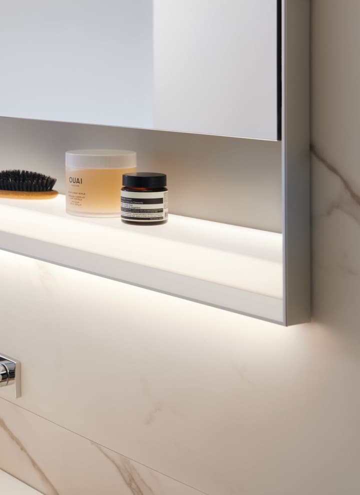 Geberit ONE spiegelkast met ComfortLight in aluminium Geberit ONE spiegelkast met ComfortLight in aluminium