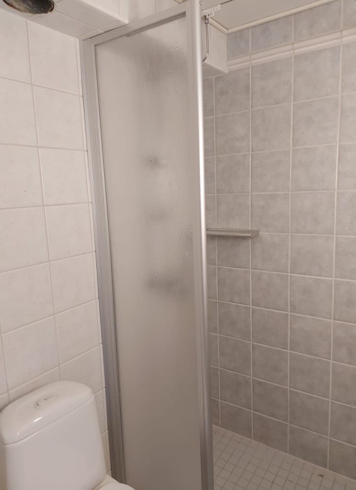De voorfoto met zicht op de douchecabine en het vloerstaande toilet (© Meja Hynynen) De voorfoto met zicht op de douchecabine en het vloerstaande toilet (© Meja Hynynen)