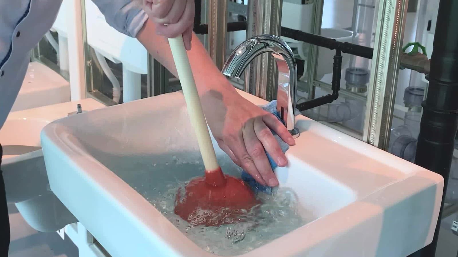 De ontstopper wordt krachtig op en neer bewogen De ontstopper wordt krachtig op en neer bewogen