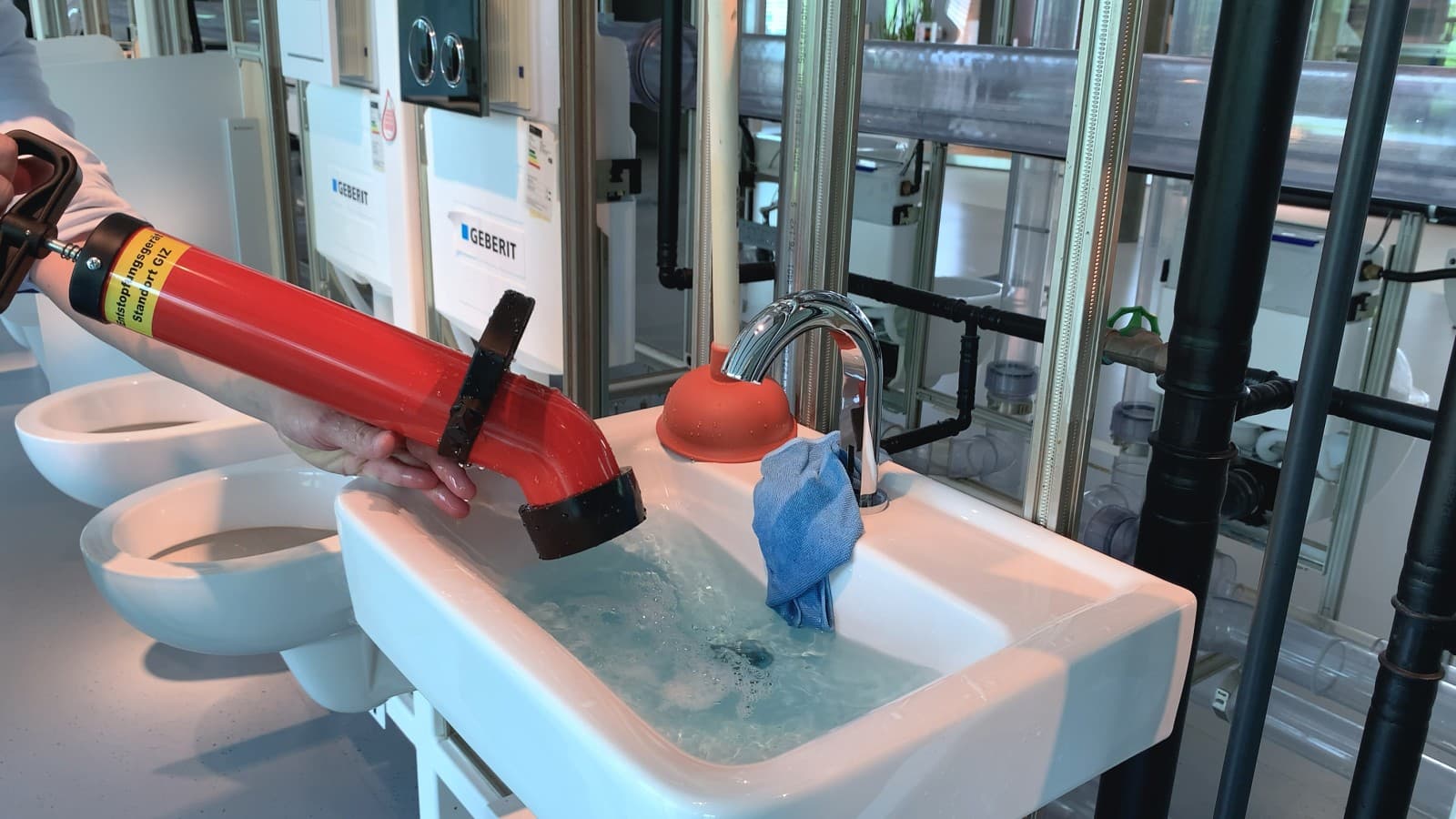 Een hogedrukreiniger in gebruik Een hogedrukreiniger in gebruik