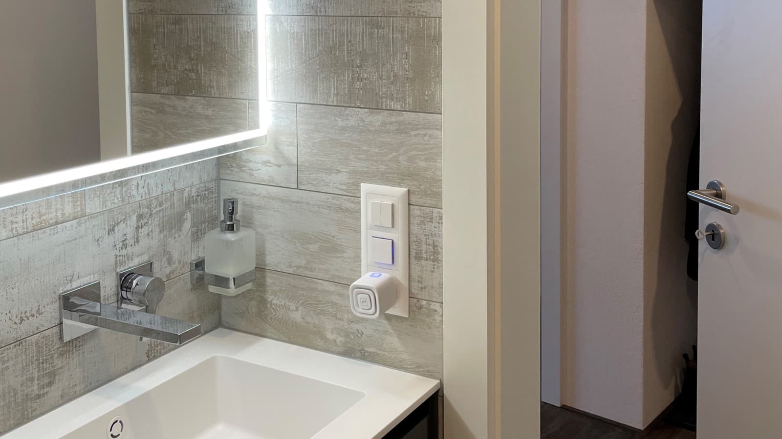 Een deur die naar buiten opengaat, bespaart ruimte in de badkamer Een deur die naar buiten opengaat, bespaart ruimte in de badkamer