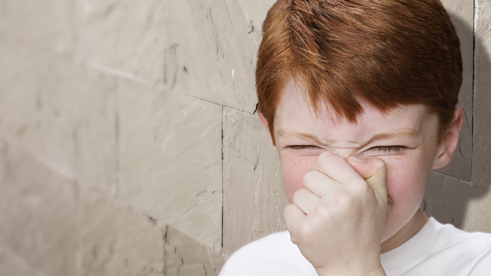Jongen houdt zijn neus dicht Jongen houdt zijn neus dicht