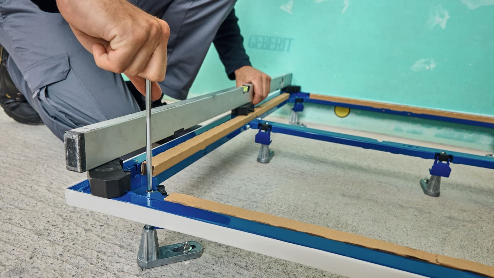 In hoogte verstelbaar van bovenaf In hoogte verstelbaar van bovenaf