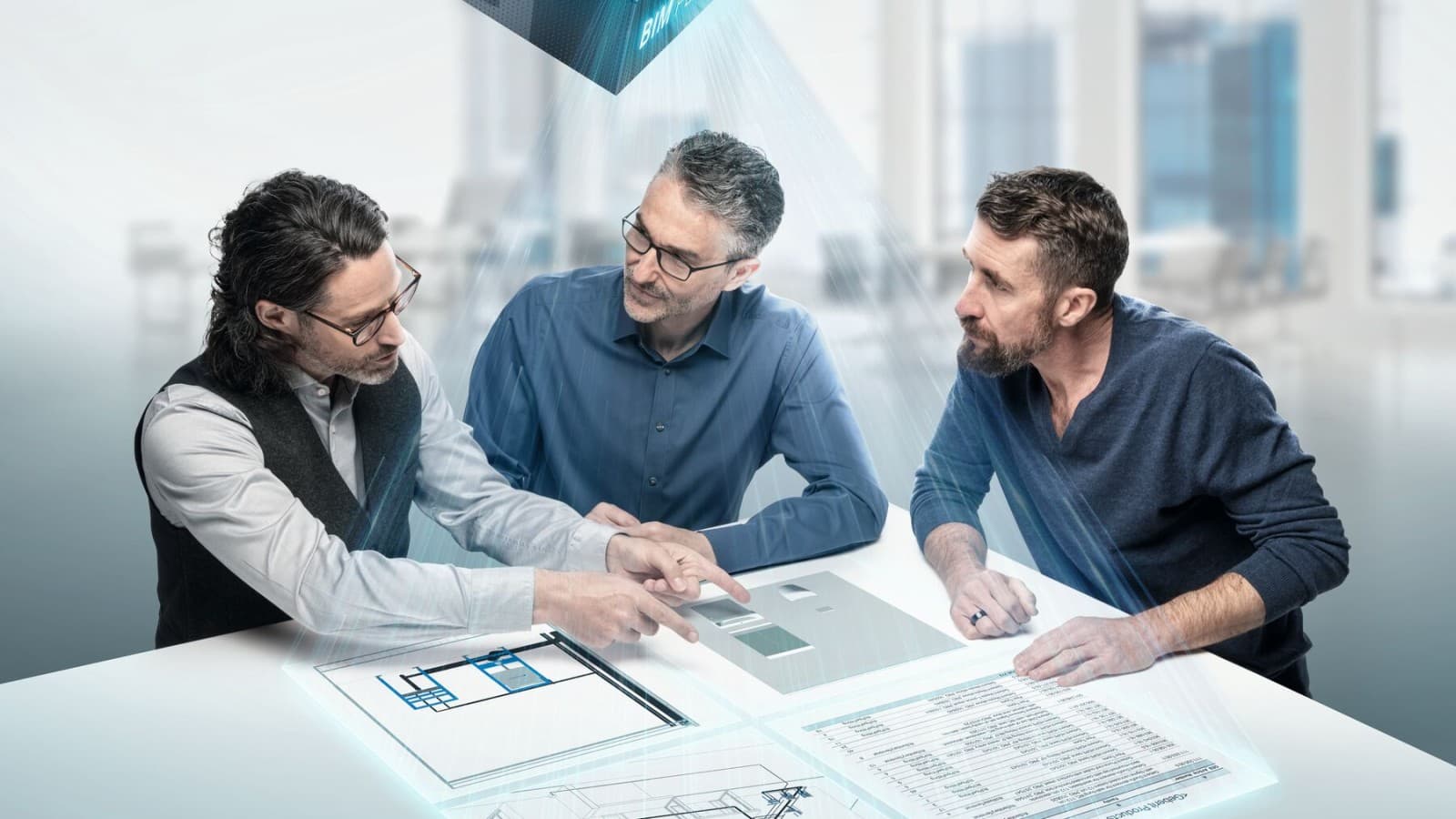 Ontwerpers diep in discussie rond een tafel met BIM-symbool Ontwerpers diep in discussie rond een tafel met BIM-symbool