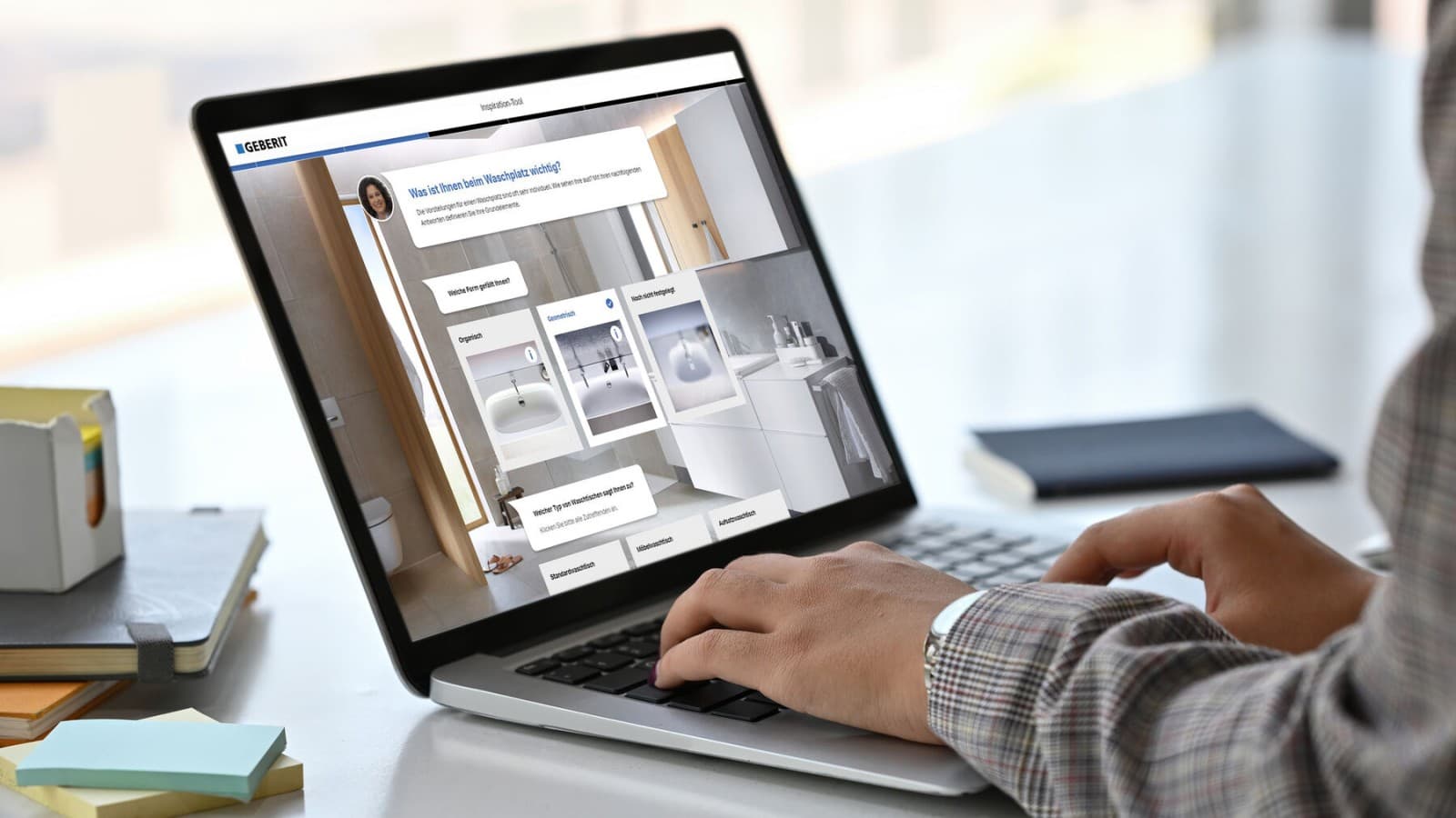 Laptop met een screenshot van het Geberit badkameradvies Laptop met een screenshot van het Geberit badkameradvies