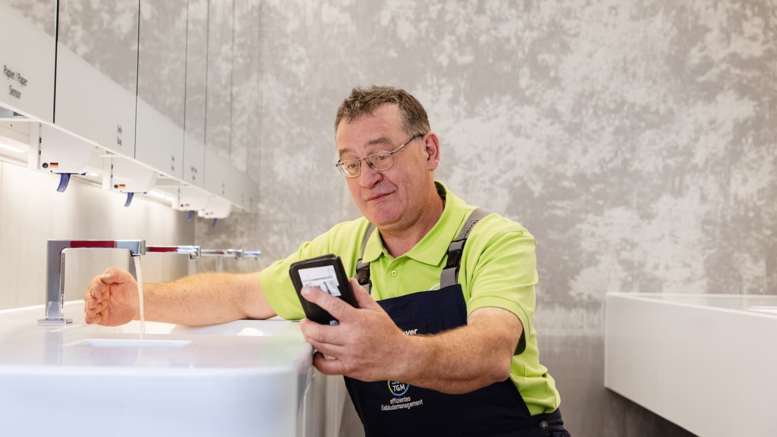 Directe bediening van de wastafelkraan via Bluetooth-verbinding Directe bediening van de wastafelkraan via Bluetooth-verbinding