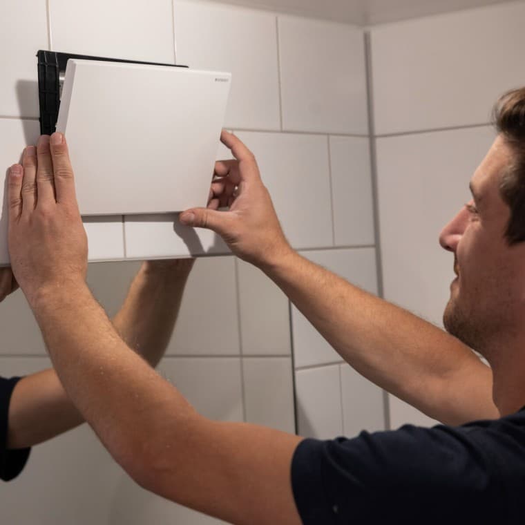 De Geberit afdekplaat voor hygiënespoelingen in alpien wit. De Geberit afdekplaat voor hygiënespoelingen in alpien wit.