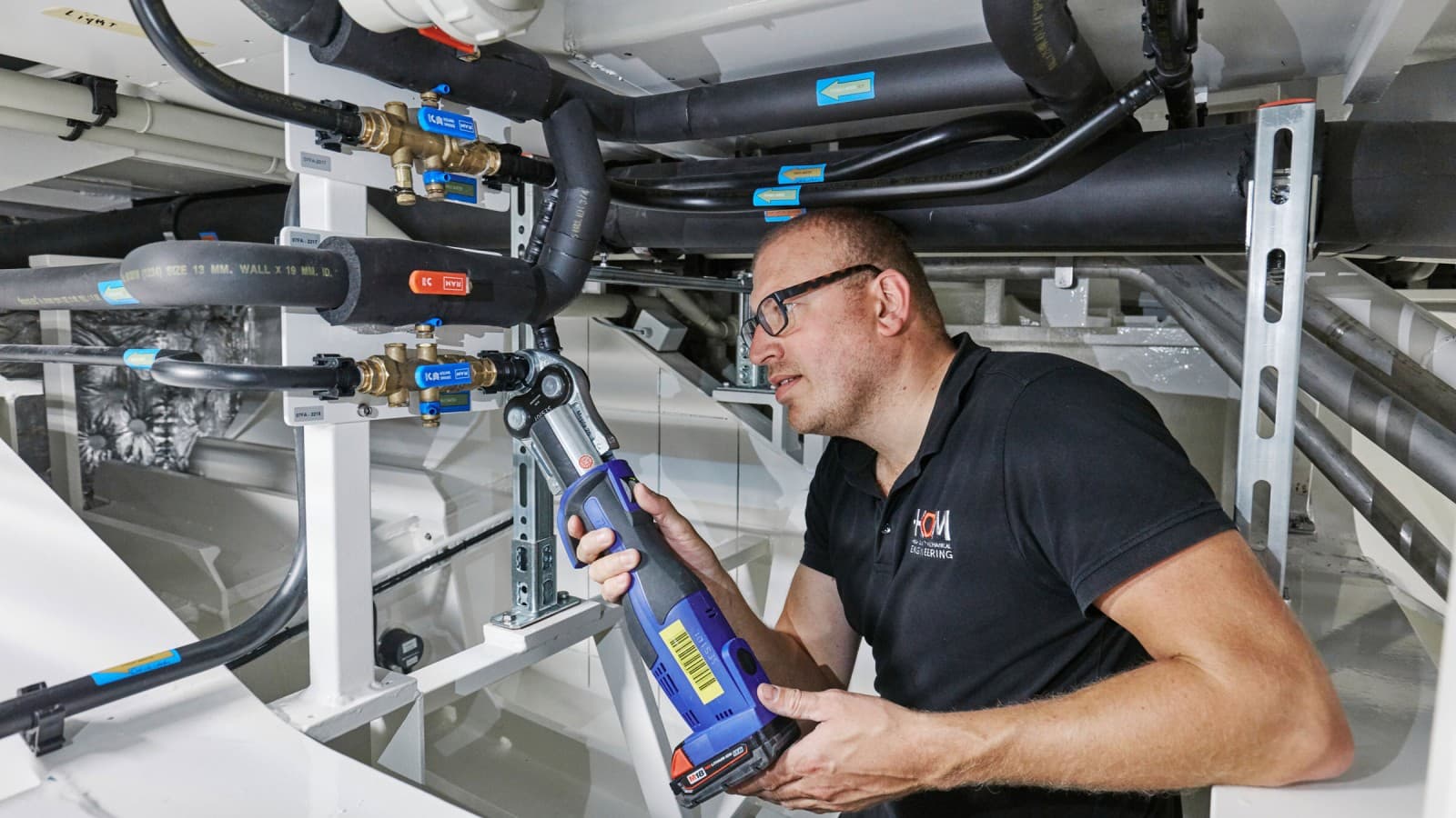 Dankzij de koudperstechniek kunnen buizen veilig worden verbonden zonder open vuur en zonder brandgevaar Dankzij de koudperstechniek kunnen buizen veilig worden verbonden zonder open vuur en zonder brandgevaar