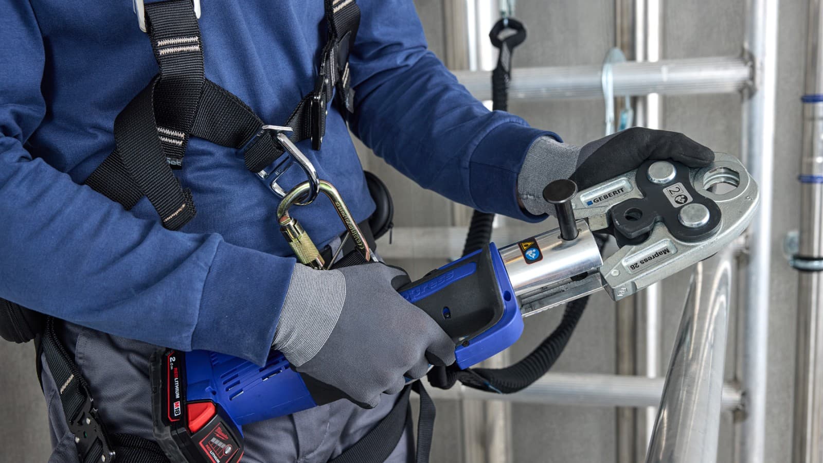 Buizen verbinden: eenvoudig en veilig met de perstechniek van Geberit Buizen verbinden: eenvoudig en veilig met de perstechniek van Geberit