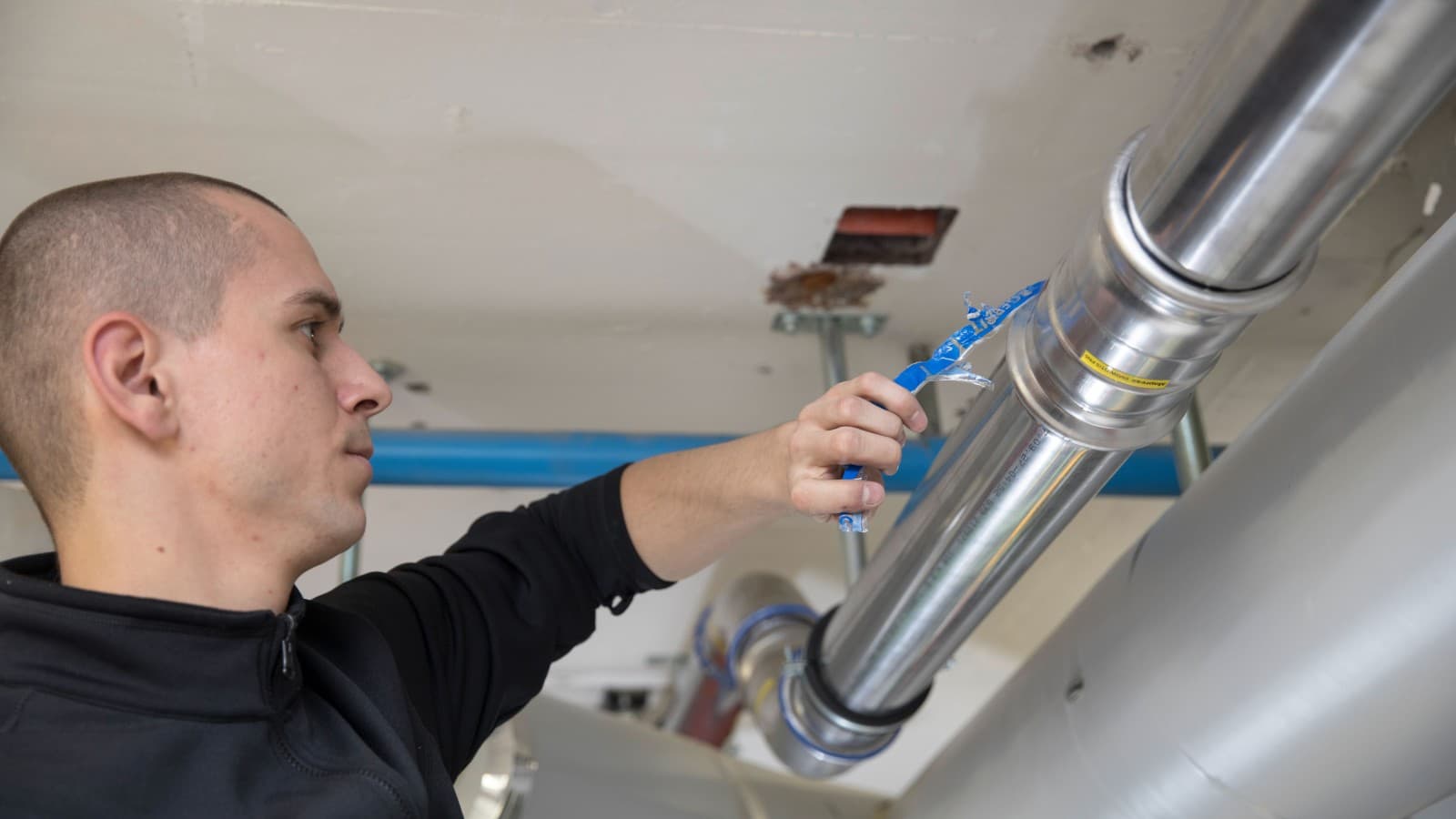 Na het persen wordt bij Geberit Mapress de indicator eenvoudig verwijderd Na het persen wordt bij Geberit Mapress de indicator eenvoudig verwijderd