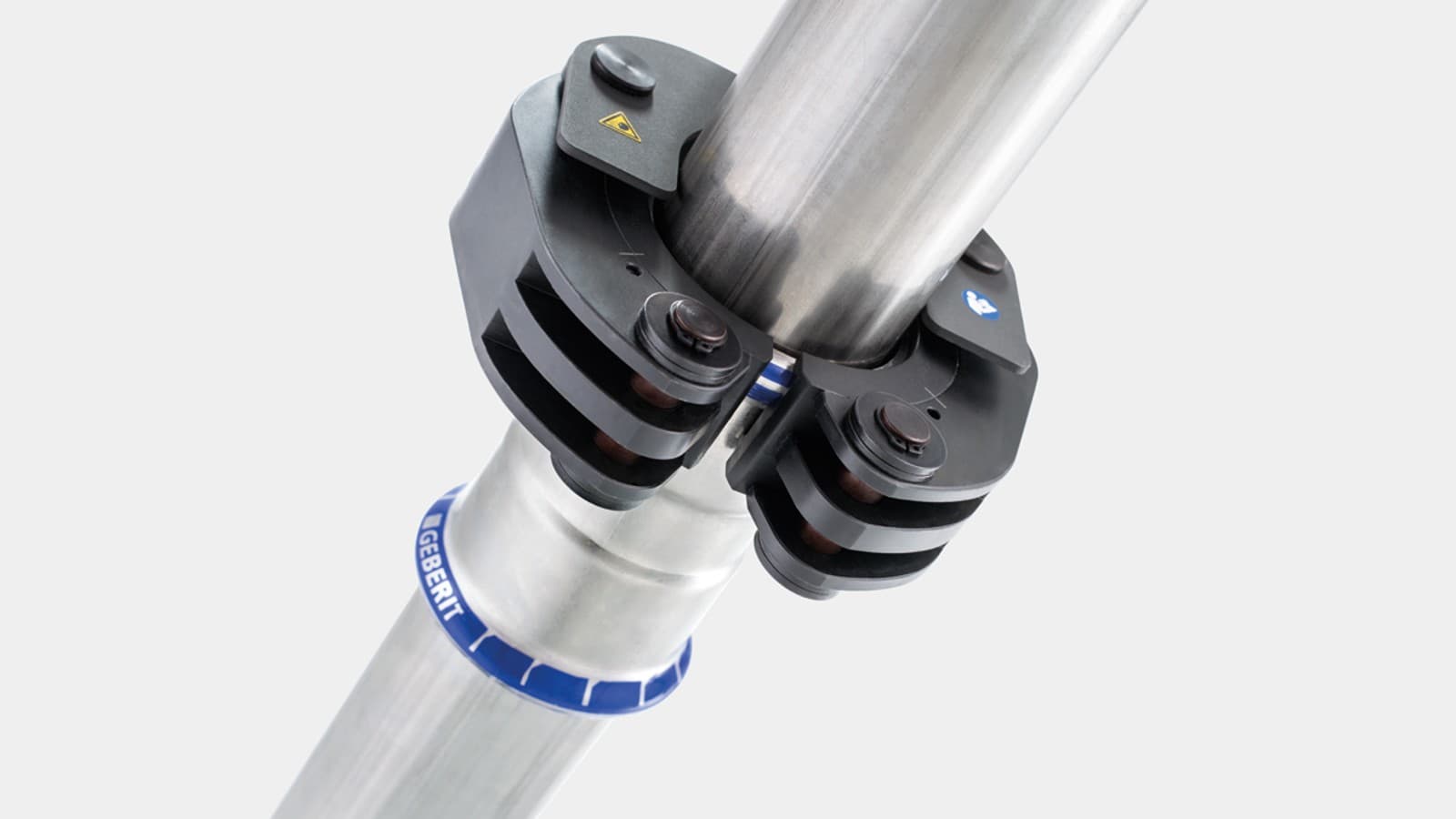 Het snapmechanisme fixeert de Geberit persketting aan de Geberit Mapress fitting Het snapmechanisme fixeert de Geberit persketting aan de Geberit Mapress fitting