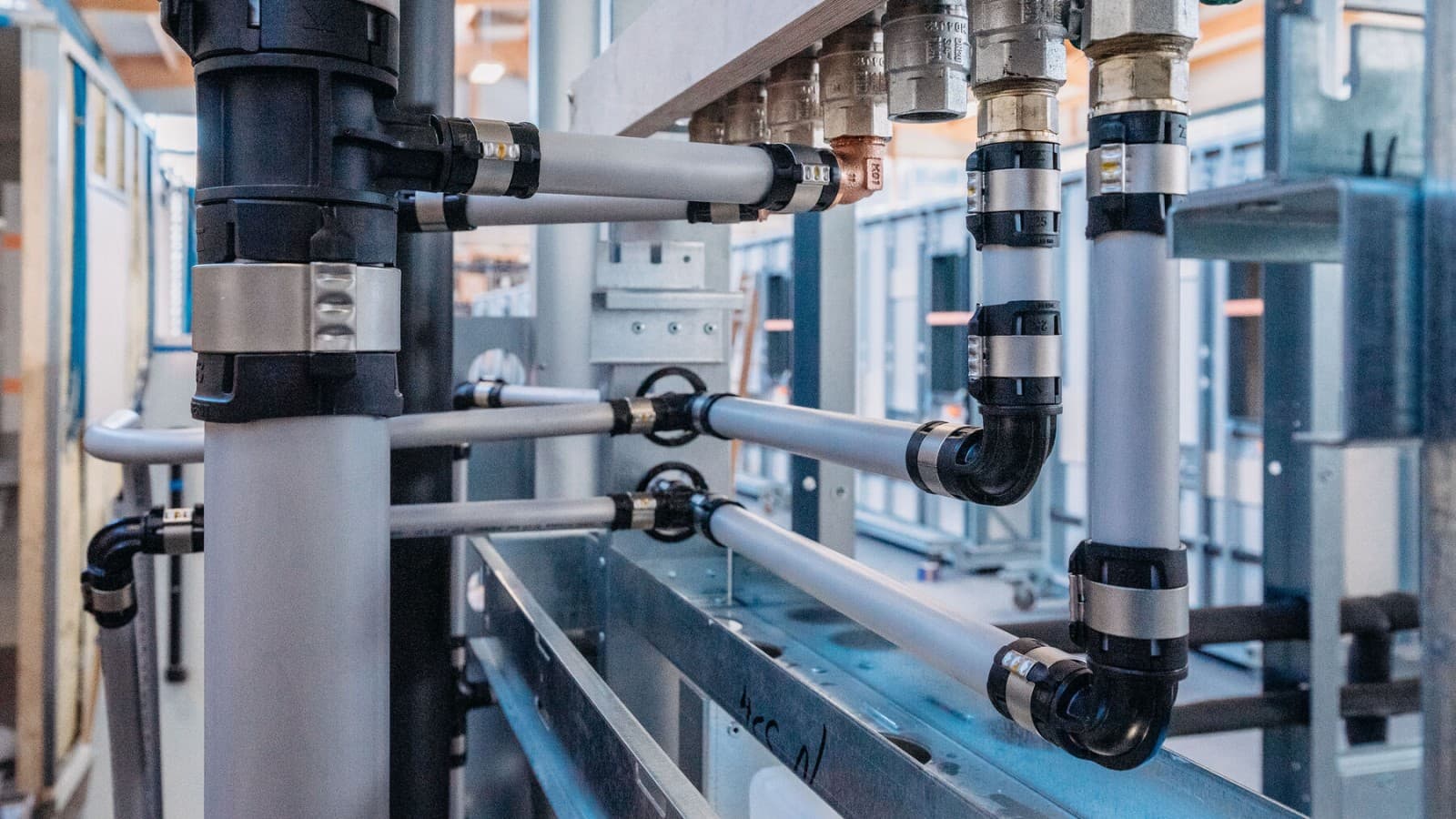 Bij het verpersen komt de persindicator los, waardoor goed zichtbaar is welke verbindingen al verperst zijn. Bij het verpersen komt de persindicator los, waardoor goed zichtbaar is welke verbindingen al verperst zijn.