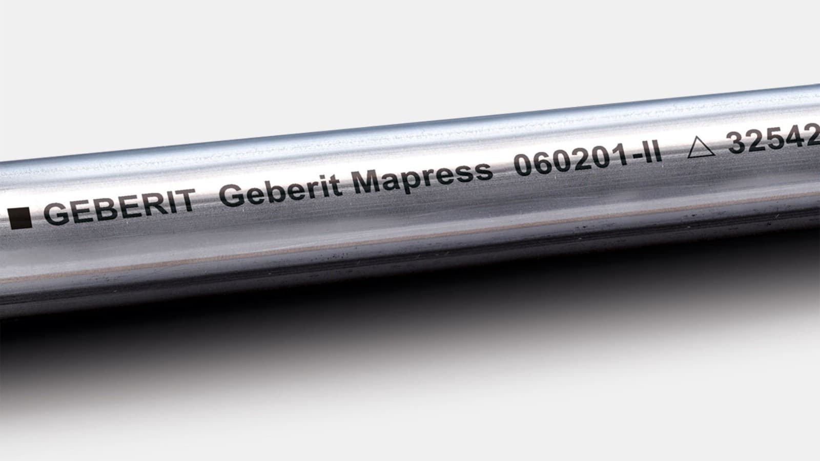 De zwarte belettering markeert de Geberit Mapress rvs systeembuis CrNiMo De zwarte belettering markeert de Geberit Mapress rvs systeembuis CrNiMo