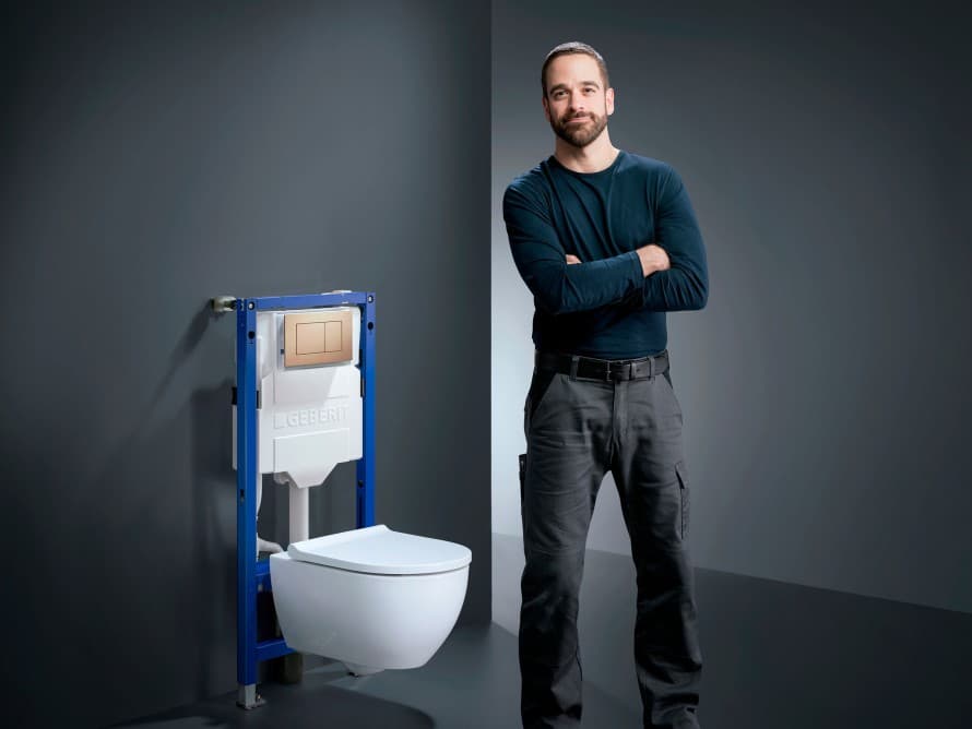 Installateur bij het Geberit WC-systeem Installateur bij het Geberit WC-systeem